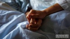 再次，卡片犹豫决定土耳其的痛苦，这背后的三