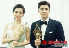 在同一个舞台上与李一峰互动时，宝宝出现了商