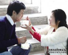 春节晚上我的声音很好，我觉得很荒谬。我男朋